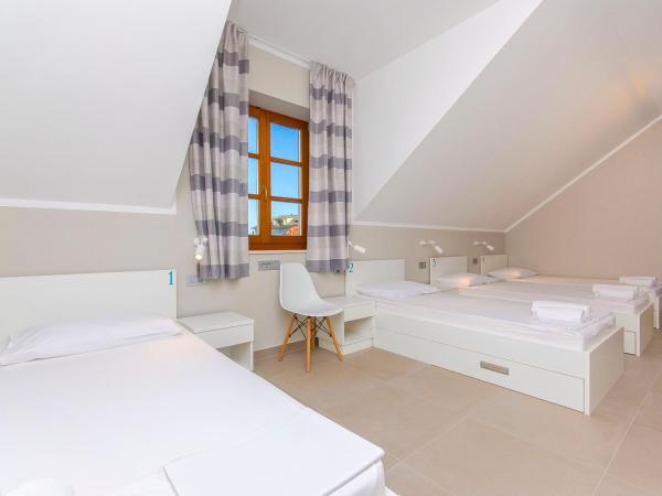 Hostel Dvor : photo 1 de la chambre lit simple dans dortoir de 4 lits avec salle de bains commune