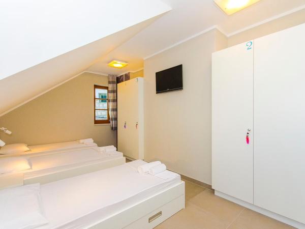 Hostel Dvor : photo 4 de la chambre lit simple dans dortoir de 4 lits avec salle de bains commune