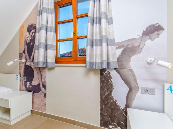 Hostel Dvor : photo 5 de la chambre lit simple dans dortoir de 4 lits avec salle de bains commune
