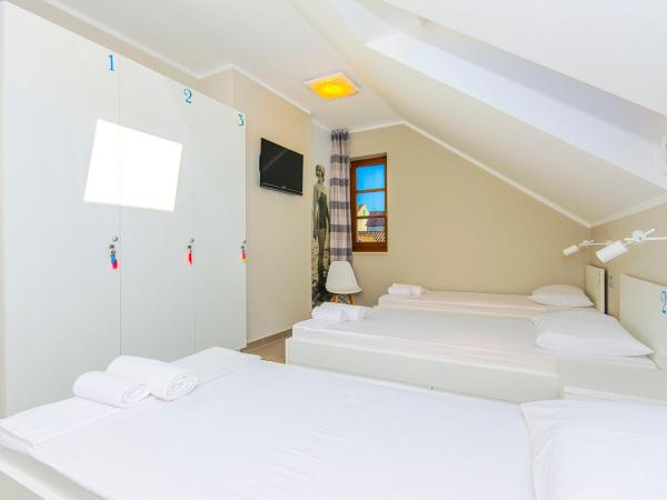 Hostel Dvor : photo 1 de la chambre lit simple dans dortoir de 3 lits avec salle de bains commune