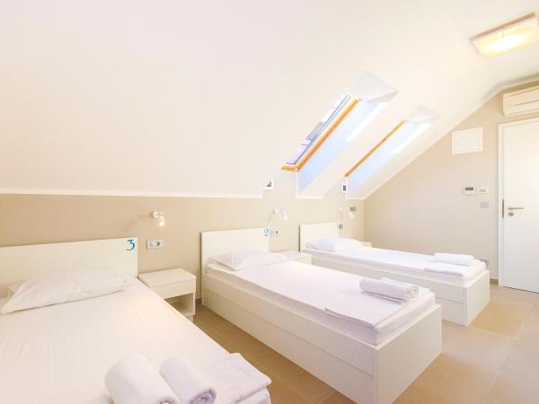Hostel Dvor : photo 2 de la chambre lit simple dans dortoir de 3 lits avec salle de bains commune