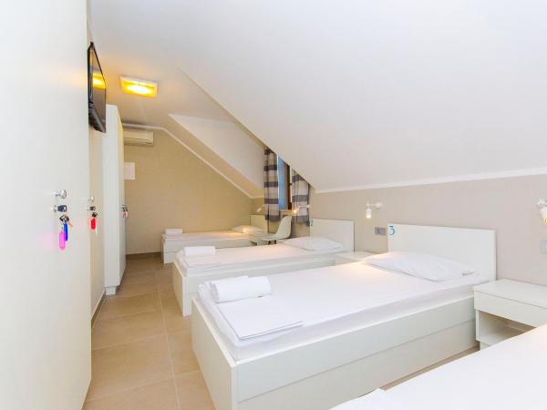 Hostel Dvor : photo 3 de la chambre lit simple dans dortoir de 4 lits avec salle de bains commune