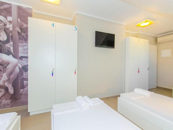 Hostel Dvor : photo 2 de la chambre lit simple dans dortoir de 4 lits avec salle de bains commune