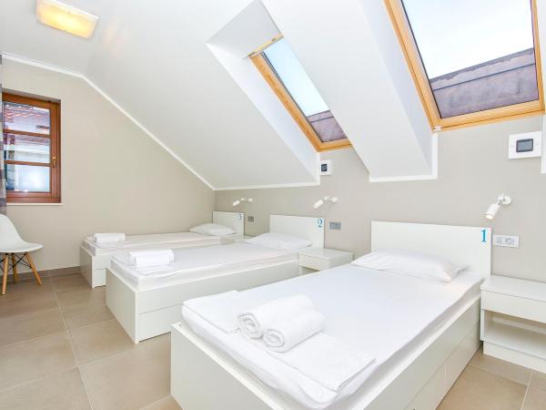 Hostel Dvor : photo 3 de la chambre lit simple dans dortoir de 3 lits avec salle de bains commune