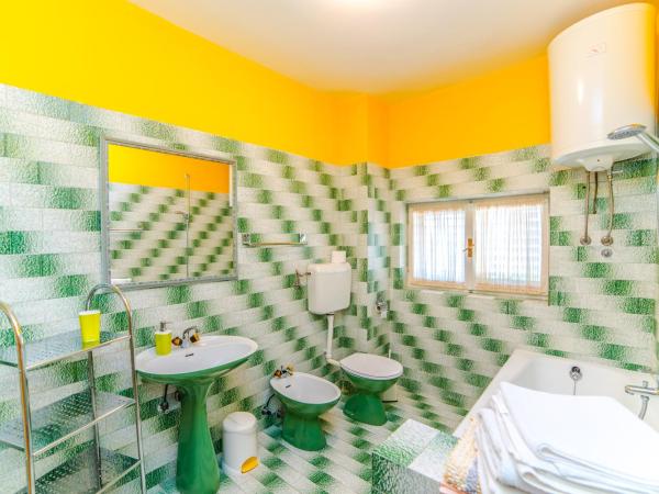 Guest House Marica : photo 3 de la chambre chambre double avec salle de bains séparée