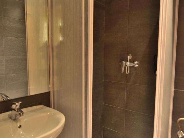 Far Home Atocha : photo 3 de la chambre chambre triple avec salle de bains privative