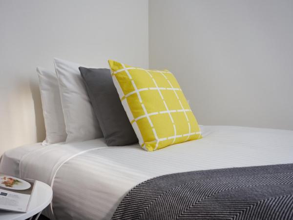 Cosmopolitan Hotel and Apartments : photo 1 de la chambre petite chambre avec lit double