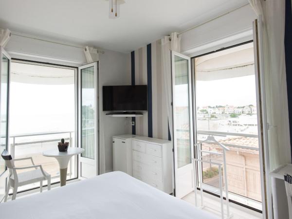 Hôtel The Originals Miramar, Royan Pontaillac : photo 6 de la chambre chambre double supérieure - vue sur mer