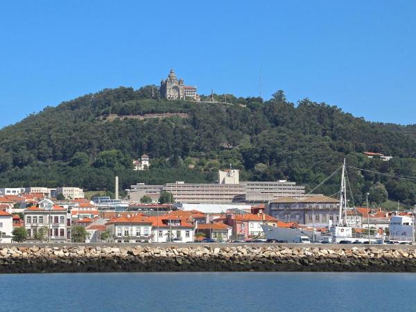 Enjoy Viana - Guest House : photo 7 de la chambre chambre triple avec salle de bains privative