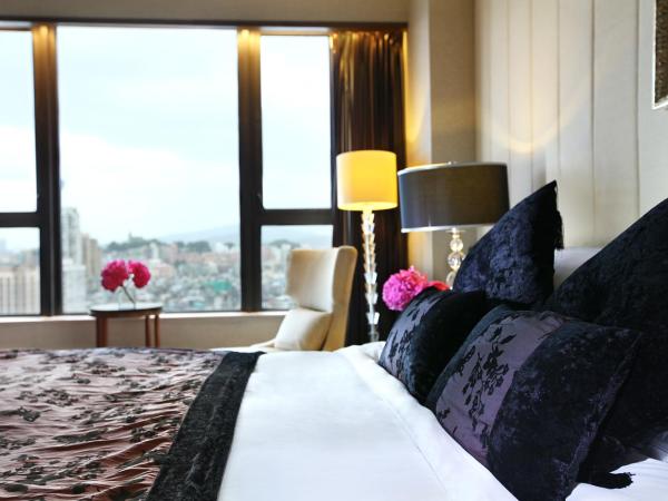 Sofitel Macau At Ponte 16 : photo 4 de la chambre chambre lit king-size supérieure - vue sur ville