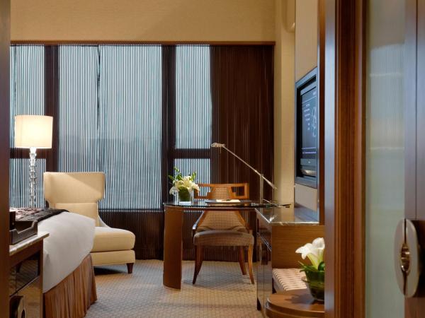 Sofitel Macau At Ponte 16 : photo 3 de la chambre chambre lit king-size deluxe sofitel avec accès au salon - vue sur rivière