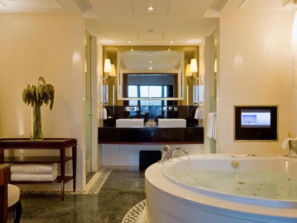 Sofitel Macau At Ponte 16 : photo 2 de la chambre suite lit king-size prestige sofitel avec accès au salon