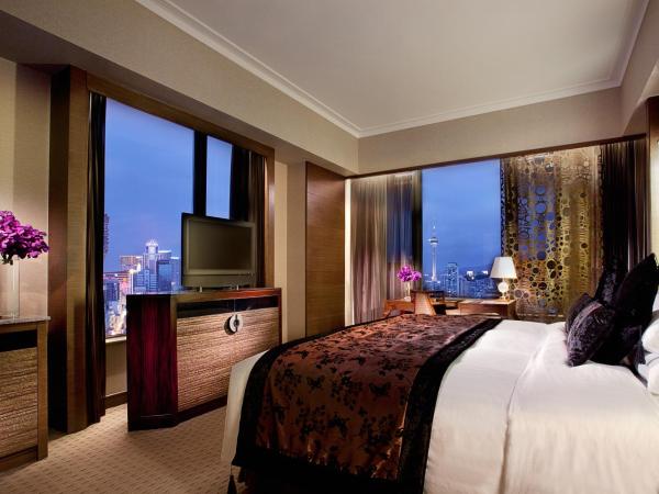 Sofitel Macau At Ponte 16 : photo 1 de la chambre suite lit king-size prestige sofitel avec accès au salon