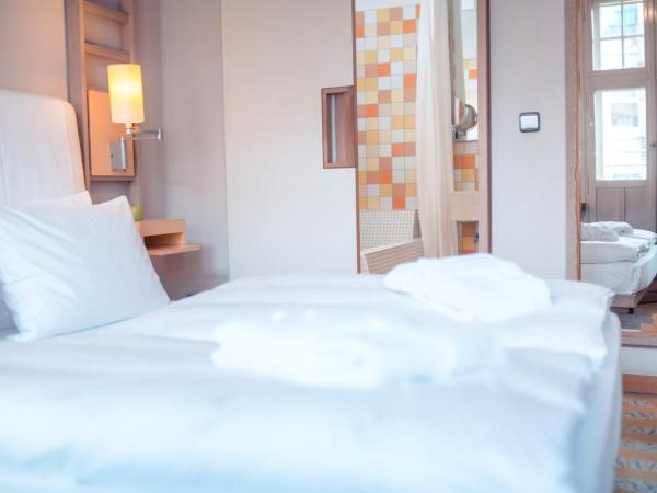 Hotel Bleibtreu Berlin by Golden Tulip : photo 8 de la chambre chambre supérieure lit queen-size