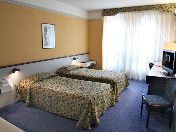 Hotel Maxim : photo 1 de la chambre chambre double ou lits jumeaux