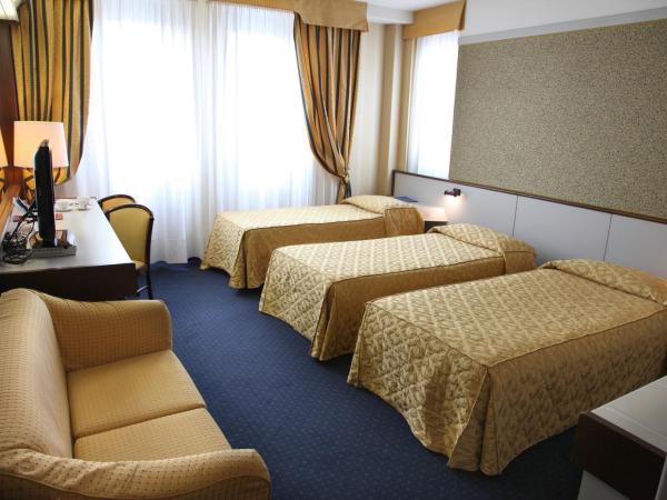 Hotel Maxim : photo 2 de la chambre chambre triple classique