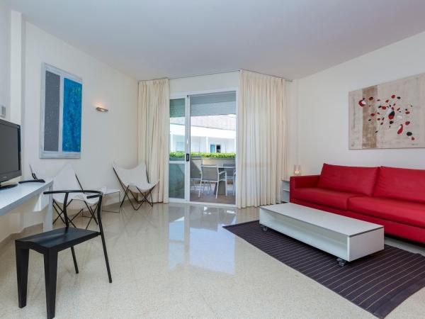 Gran Hotel Reymar 4 Sup : photo 2 de la chambre suite familiale (2 adultes + 2 enfants) - vue sur jardin