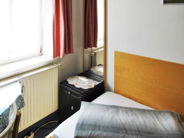 Pension Pieschen Dresden : photo 5 de la chambre chambre simple avec toilettes et douche communes