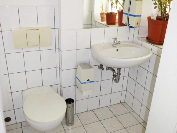 Pension Pieschen Dresden : photo 7 de la chambre chambre simple avec toilettes et douche communes
