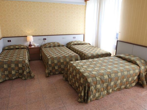 Hotel Maxim : photo 4 de la chambre chambre quadruple classique