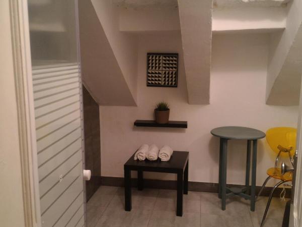 Ritz & Freud Guest House : photo 3 de la chambre chambre triple avec salle de bains privative