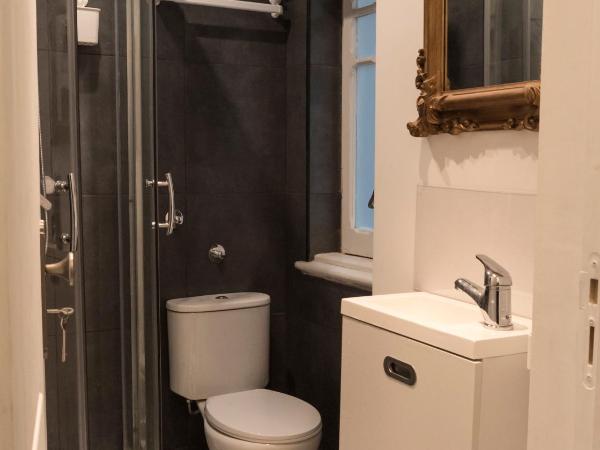 Ritz & Freud Guest House : photo 4 de la chambre chambre lits jumeaux avec salle de bains privative séparée