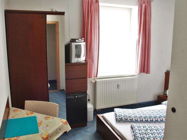 Pension Pieschen Dresden : photo 1 de la chambre chambre double avec salle de bains commune