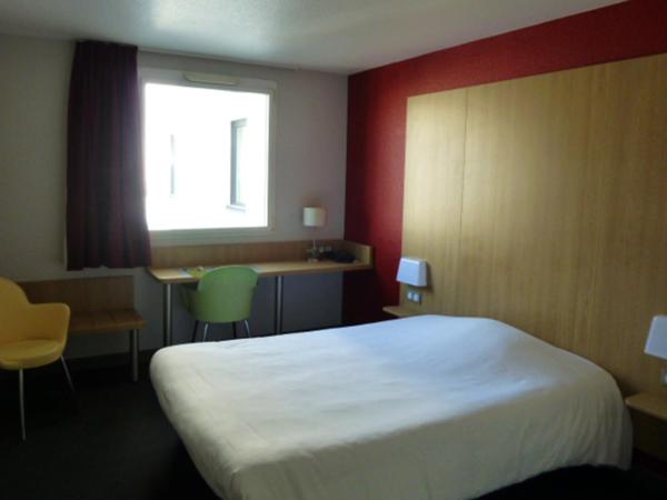 B&B HOTEL La Rochelle Centre : photo 3 de la chambre chambre double - accessible aux personnes à mobilité réduite 
