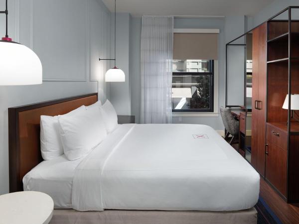 Axiom Hotel : photo 1 de la chambre chambre lit queen-size - accessible aux personnes à mobilité réduite