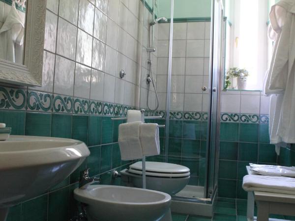 B&B Palazzo Scaramella : photo 3 de la chambre chambre double ou lits jumeaux supérieure avec salle de bains privative