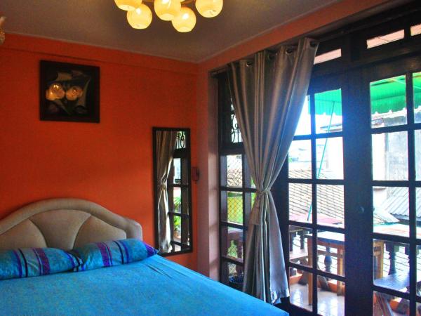 Pailin Guest House : photo 2 de la chambre chambre double avec balcon et salle de bains commune