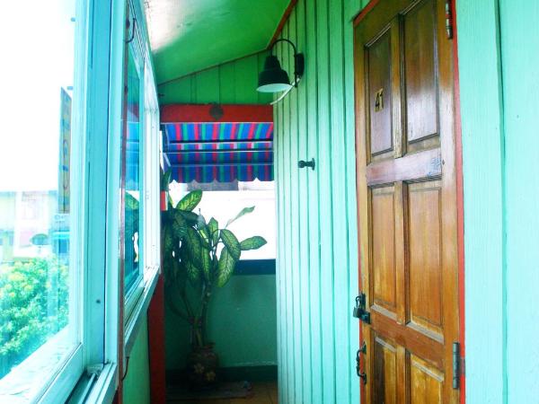 Pailin Guest House : photo 7 de la chambre chambre double avec salle de bains privative