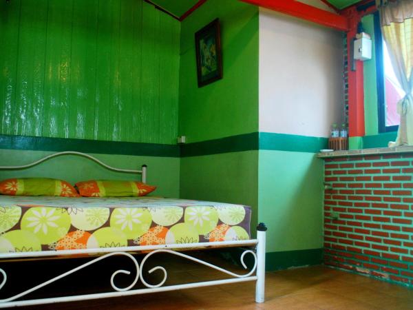 Pailin Guest House : photo 3 de la chambre chambre double avec salle de bains privative