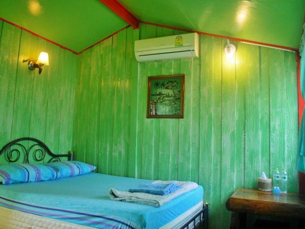 Pailin Guest House : photo 4 de la chambre chambre double avec salle de bains privative