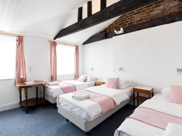 St Athans Hotel : photo 2 de la chambre chambre triple avec salle de bains commune