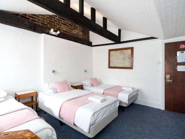 St Athans Hotel : photo 1 de la chambre chambre triple avec salle de bains commune