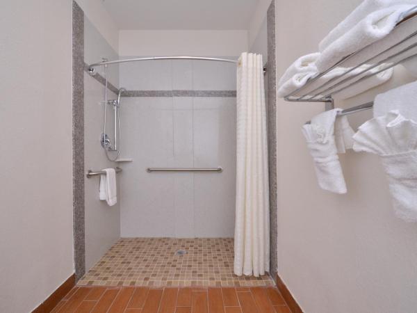 Regency Inn & Suites- NW Houston : photo 2 de la chambre chambre 2 lits queen-size - non-fumeurs