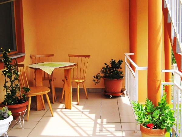 Friendly People's Guest House : photo 1 de la chambre studio avec balcon