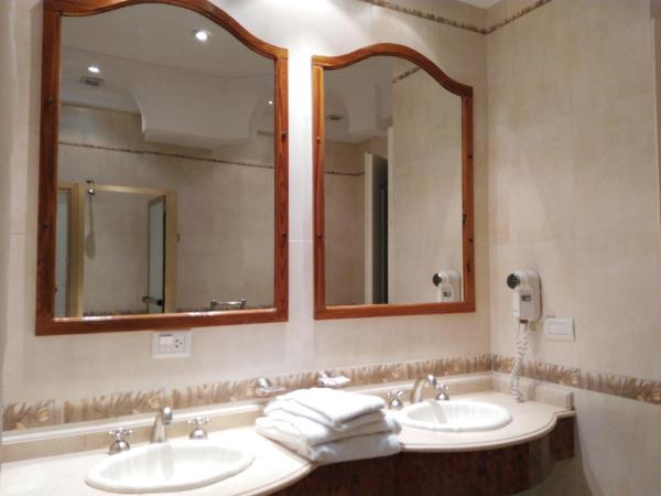 Hotel A&B Internacional : photo 7 de la chambre suite avec baignoire spa
