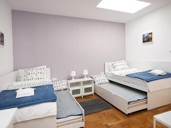 Paw Rooms : photo 3 de la chambre chambre lits jumeaux avec lit d'appoint et salle de bains commune