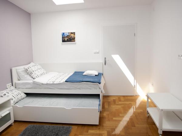 Paw Rooms : photo 4 de la chambre chambre lits jumeaux avec lit d'appoint et salle de bains commune