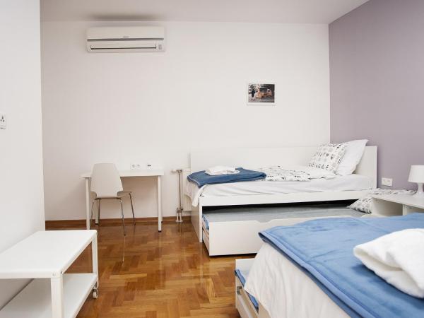 Paw Rooms : photo 5 de la chambre chambre lits jumeaux avec lit d'appoint et salle de bains commune