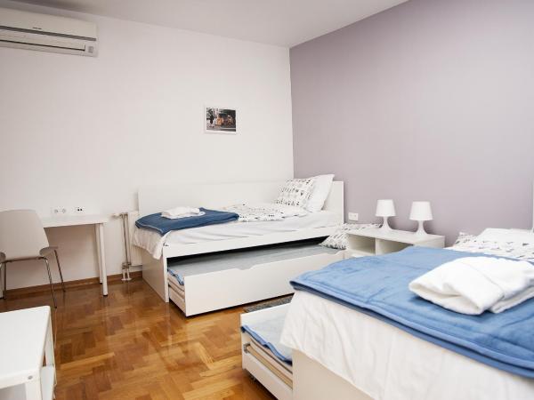 Paw Rooms : photo 10 de la chambre chambre lits jumeaux avec lit d'appoint et salle de bains commune