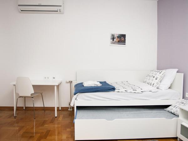 Paw Rooms : photo 9 de la chambre chambre lits jumeaux avec lit d'appoint et salle de bains commune