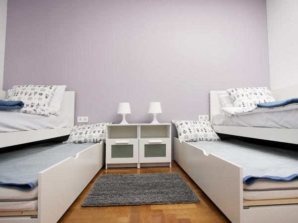 Paw Rooms : photo 6 de la chambre chambre lits jumeaux avec lit d'appoint et salle de bains commune