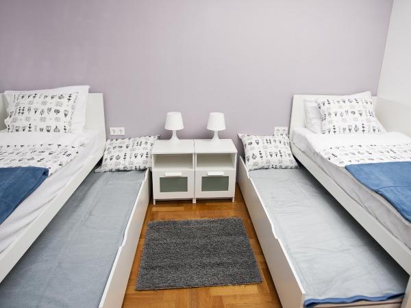 Paw Rooms : photo 8 de la chambre chambre lits jumeaux avec lit d'appoint et salle de bains commune