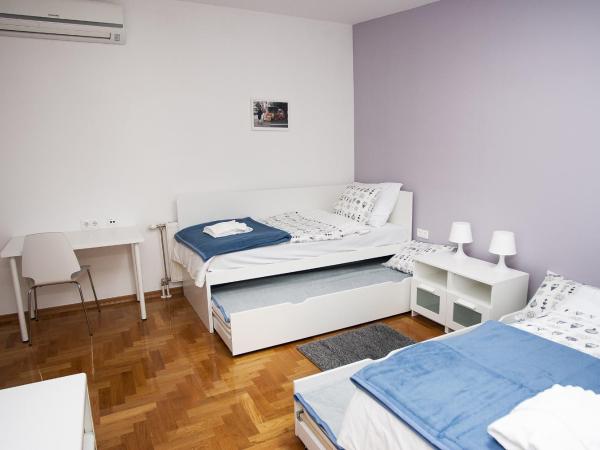 Paw Rooms : photo 7 de la chambre chambre lits jumeaux avec lit d'appoint et salle de bains commune