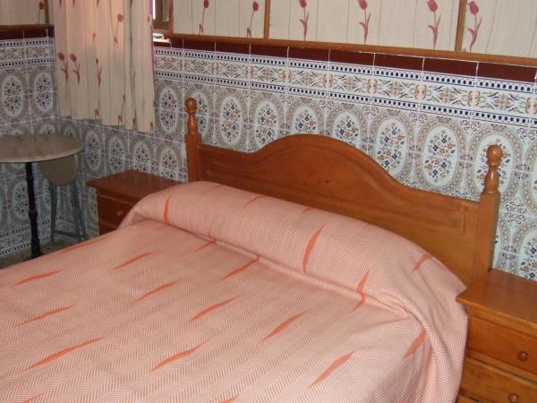Hostal Alcázar : photo 3 de la chambre chambre double avec salle de bains commune
