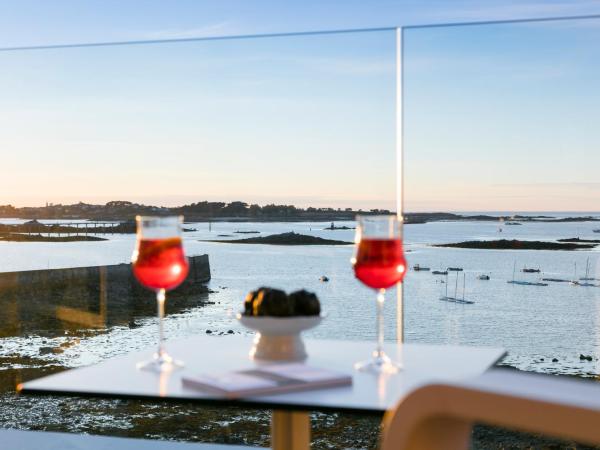 Relais & Châteaux Le Brittany & Spa : photo 8 de la chambre chambre de luxe batz avec terrasse - vue sur mer