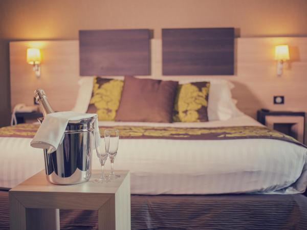 Best Western Plus Richelieu : photo 6 de la chambre suite lit king-size avec baignoire et canapé-lit